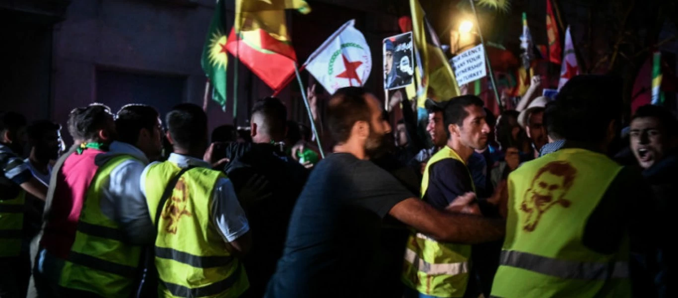 Επεισόδια έξω από την τούρκικη πρεσβεία στην Αθήνα: Κούρδοι επιχείρησαν να «σπάσουν» τον κλοιό των ΜΑΤ